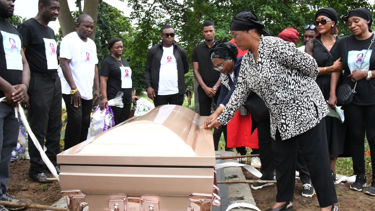 PrimeraDamaGE's tweet photo. La Primera Dama, S.E. Doña Constancia Mangue de Obiang, ha rendido hoy un último adiós a Doña Trinidad Mbulito Mesaka, histórica militante del PDGE. "Mamá Trini" deja un legado de compromiso con la educación y el empoderamiento de la mujer.  
#PDGE #PrimeraDamaGE #Homenaje https://t.co/7bkZNWWJiy
