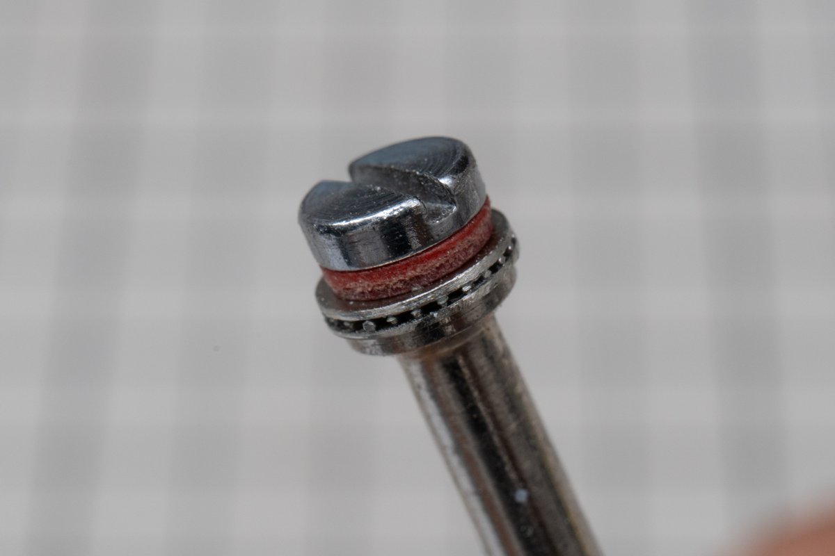 capilotz's tweet image. 今宵も少し。小物を作っています。ステアリングとブレーキディスクを組み上げました。ブレーキディスクはモーターツールで円周を整えています。
#43オモロー #lotus56B #tmk368 #tameo #scale143