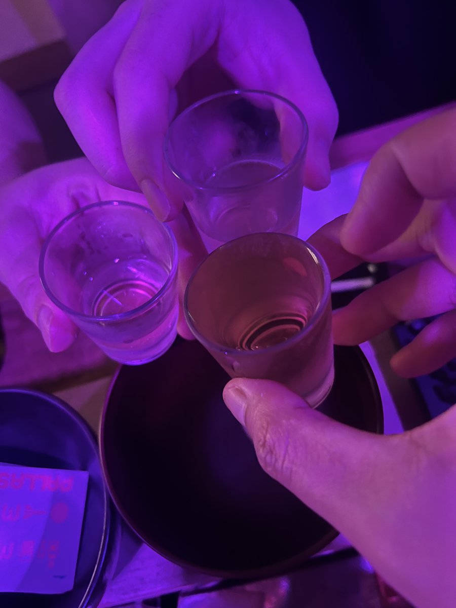 モッキンバードお席落ち着きました！
なんかハッピーなショット沢山飲みましたネ
こっからはラストスパート！
5時までお待ちしてますよん✌️✌️
