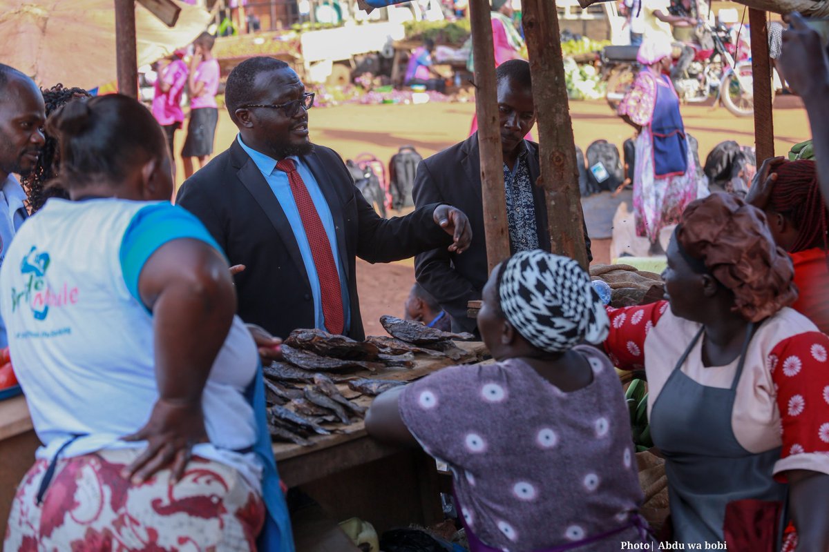 Boots on the ground! The incoming Governor Wakiso District <a href="/NajjaNasiif/">NAJJA NASIIF</a> engaging with the people of Kasanje Town council. What a leader! Wakiso will be lucky to have him as their next Governor.
#Wakiso4Najja