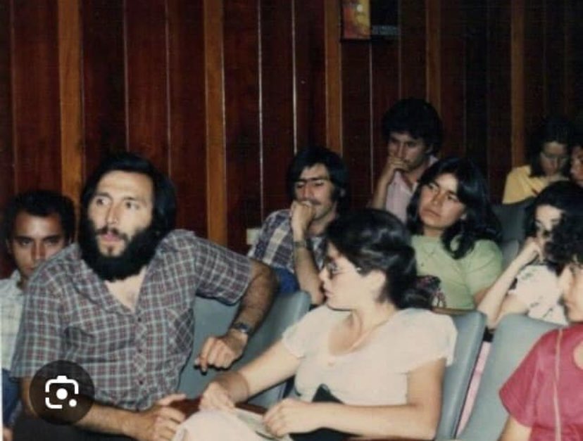 LyaGonzalez1's tweet photo. Te miro, te escucho y te recuerdo…
Hector Patricio SOBARZO Nuñez mi maestro, amigo y compañero asesinado un 2 de julio 1984 por la dictadura.
Profesor, poeta, esposo y padre maravilloso. Mi abrazo a Inés y Simon 
Honor y Gloria https://t.co/y6TAembnHf