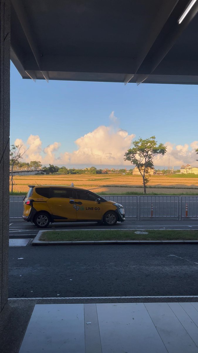 Growth_8h's tweet image. 窓の外、田んぼの向こうに浮かぶ雲。
タクシーも、空も、少し黄色くてやさしい。