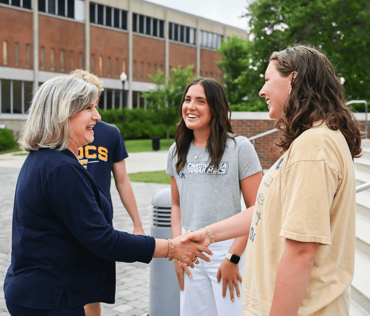 UTChattanooga's tweet photo. Chancellor Lori Bruce kicked off day one by walking to campus, meeting students, giving out chocolate, and getting right to work. 💼💙

She even squeezed in a photo op with Scrappy. 🐦📸 https://t.co/ArDn6hhoY8