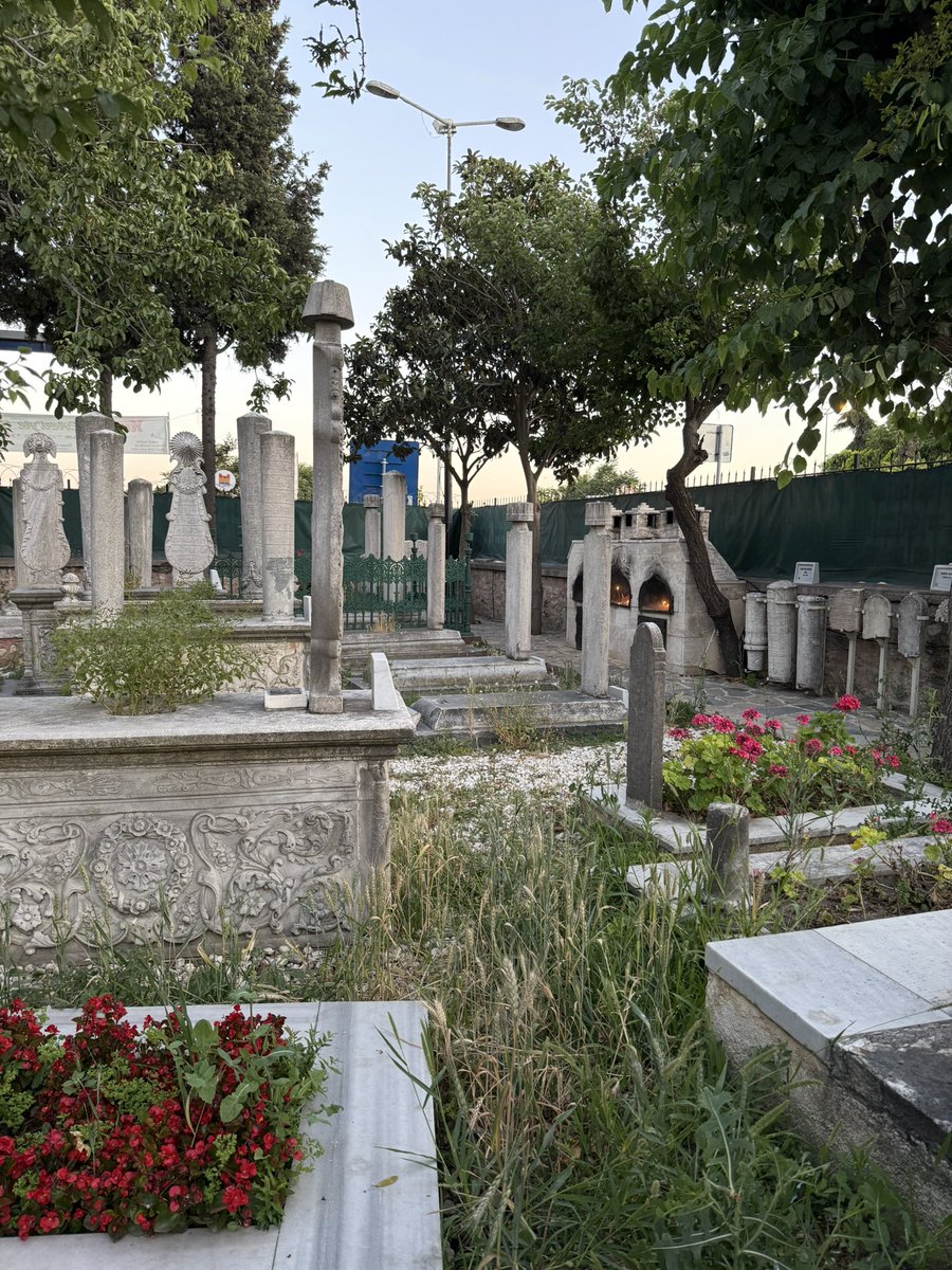 Eriklibaba Dergâhı’ndayız.
Yüzlerce yıldır dertlilerin nefeslendiği,
adalet, barış ve birlik için niyaz edilen bir ocaktayız.

2 Temmuz’da, Sivas Katliamı’nın yıldönümünde
Muharrem lokmamızı Eriklibaba’da dostlarla paylaştık.

Zeytinburnu’ndan hürmetle… 🌿