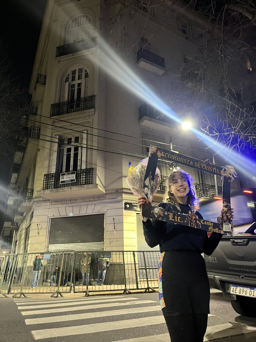 peronismoint's tweet photo. Un economista kirchnerista es como... https://t.co/NJBQRm6UgI