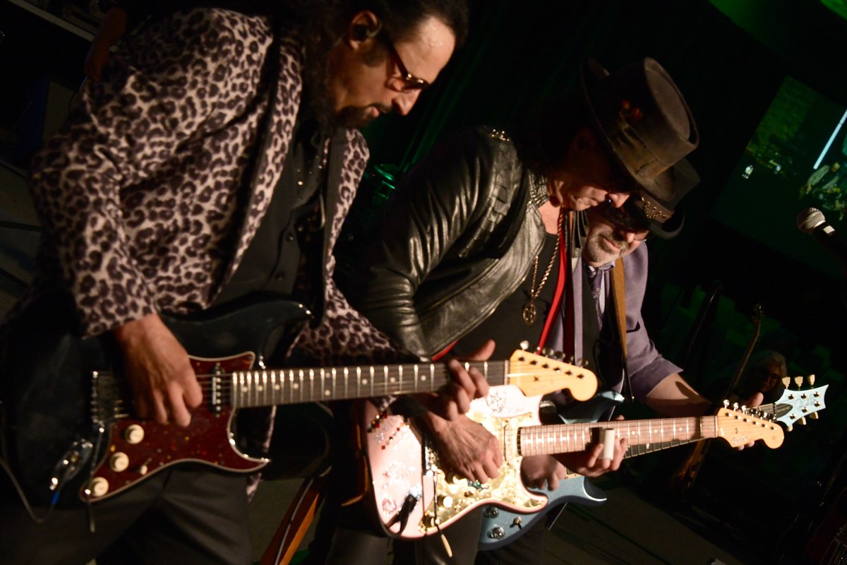 Unbridled_Eve's tweet image. An unforgettable performance by the one and only Richie Sambora. Thank you for making the night even more special! 🎸🎶

#UE25 #UnbridledEve #RichieSambora #BonJovi