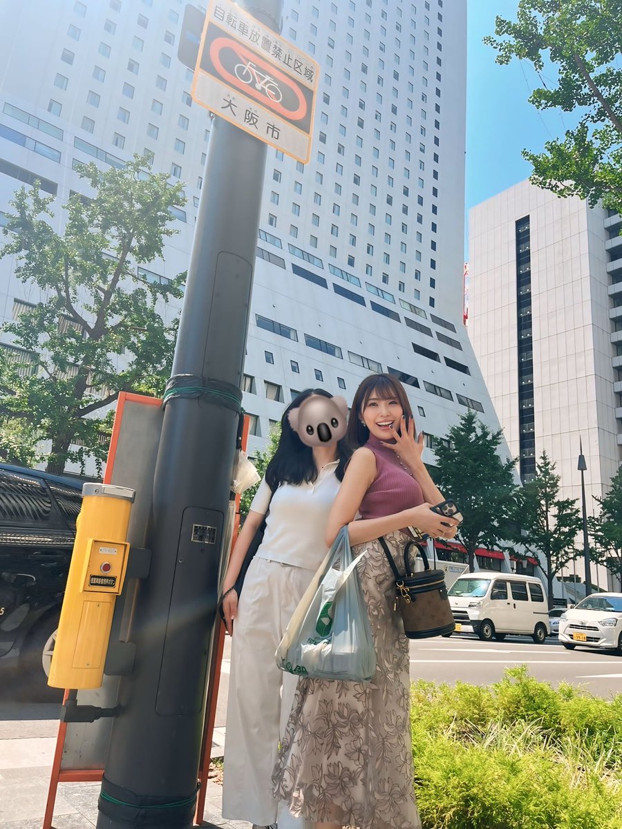 友達と電柱の影に隠れて、
日焼け回避してる時のん🤣😂💕

なんかオシャレに見えるの私だけ？笑
最近、友達に沢山会えて嬉しい‼️

それではおやすみなさい🛌ｽﾔｧ… https://t.co/RPuShIIaPN