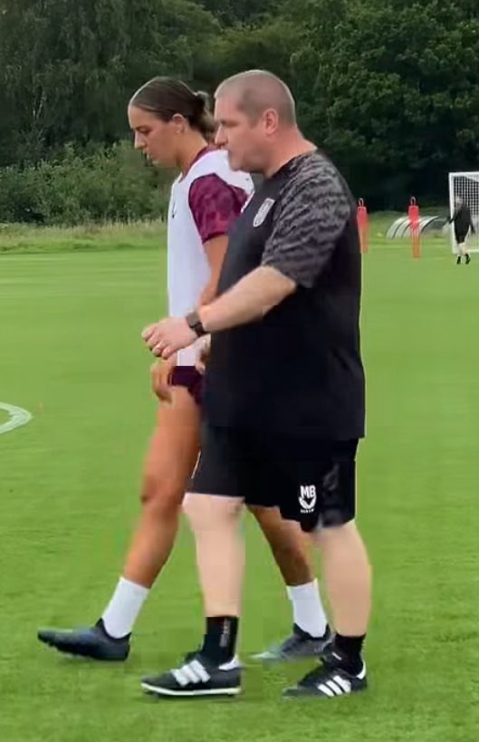 BlokeFromBFC's tweet photo. #HerGameToo 🙋♀️⚽️
@BurnleyFCWomen
#twitterclarets
FIRST DAY AT THE OFFICE FOR THE LADIES’ NEW BOSS
Photos & video of #MattBeard down at #Gawthorpe on Tue0️⃣1️⃣Jul his first day with #Claretees
👍💪👏
📼 https://t.co/18As2dogWR https://t.co/ovqD3GRPMc