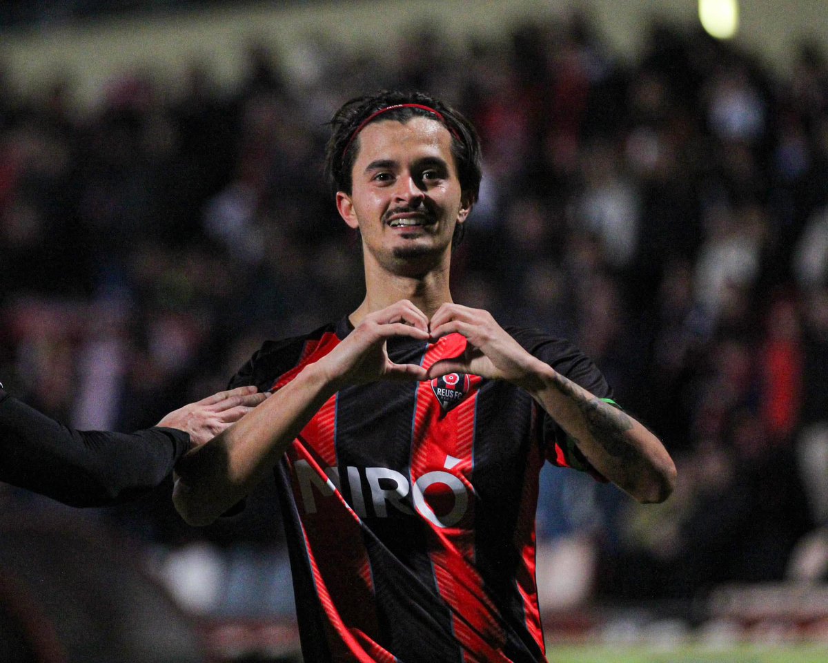 ❌ Pol Benito no continuarà al <a href="/ReusFCR/">Reus FC Reddis</a>.

El davanter posa fi a la seva etapa com a roig-i-negre després de 3 temporades. Marxa amb 80 partits disputats i 15 gols anotats en partits oficials (màxim golejador de la història del Reus FCR).

📸: <a href="/andresromerooc/">Andres Romero</a>