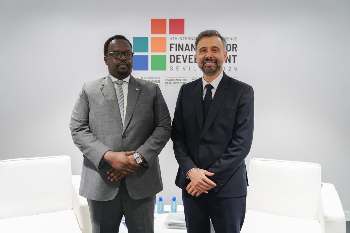 SalahJama's tweet photo. Had a productive meeting with @IFADPresident, Álvaro Lario, on the sidelines of #FfD4 in #Seville. We discussed food systems, climate change impacts, agriculture, and ways to deepen our cooperation to strengthen resilience and ensure sustainable development. https://t.co/jRDcIHsWmQ