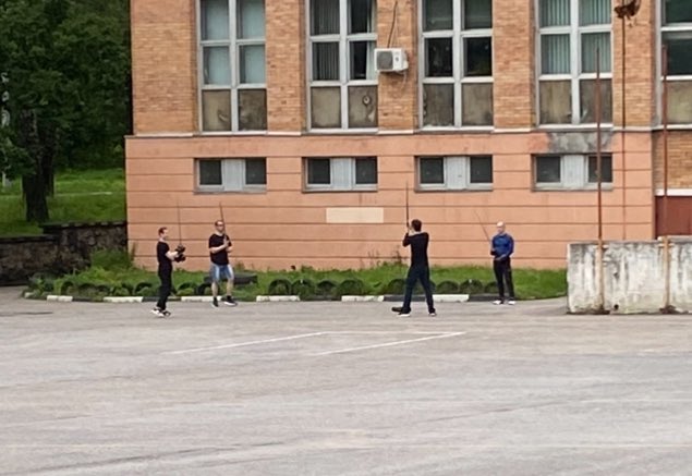 зафиксировала парней, дерущихся НА МЕЧАХ. 
они выбрали быть счастливыми…