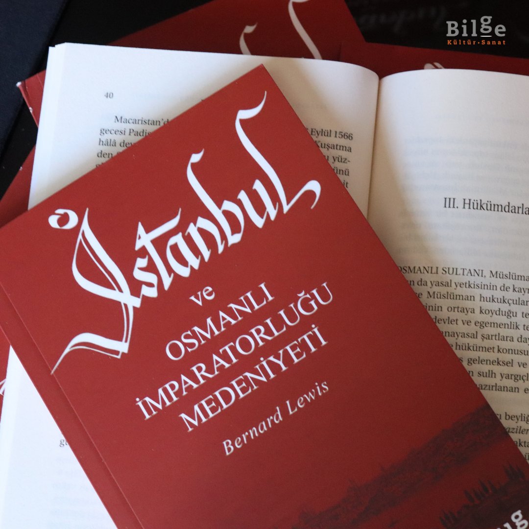 Lewis, Konstantinopolis'in 1453'te fethedilişini ve 1556'dan itibaren Türk tarihini kısaca özetlendikten sonra saltanatı, yönetici grupları, sarayı ve saray görevlilerini, ulemayı, derviş tarikatlarını, Osmanlı nesirini ve şiirini anlatıyor.