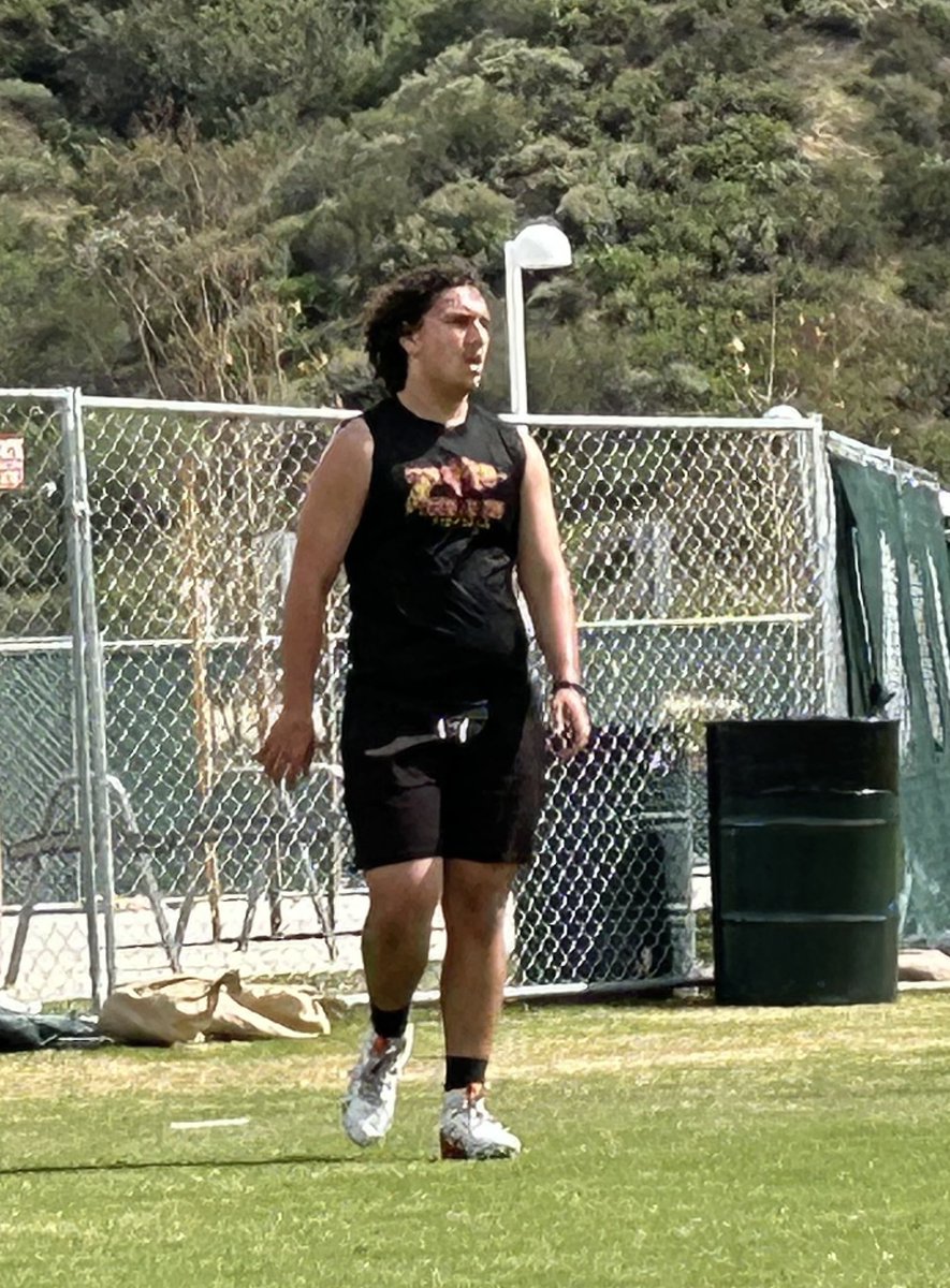 LM45Spotter's tweet image. Not a bad guy to be your linebacker coach.  Reggie Carter #51 of UCLA fame. (2005 - 2009)
The training goes on!!!
@lucasduryea @SShakir42 @CastaicHigh @SCVSignal @TopPreps @haleymsawyer @MaxPreps @PrepRedzoneCA 
#LifeAwayFromTheTrack
#NFLIsTheGoal
#OutworkEverybodyEverywhere