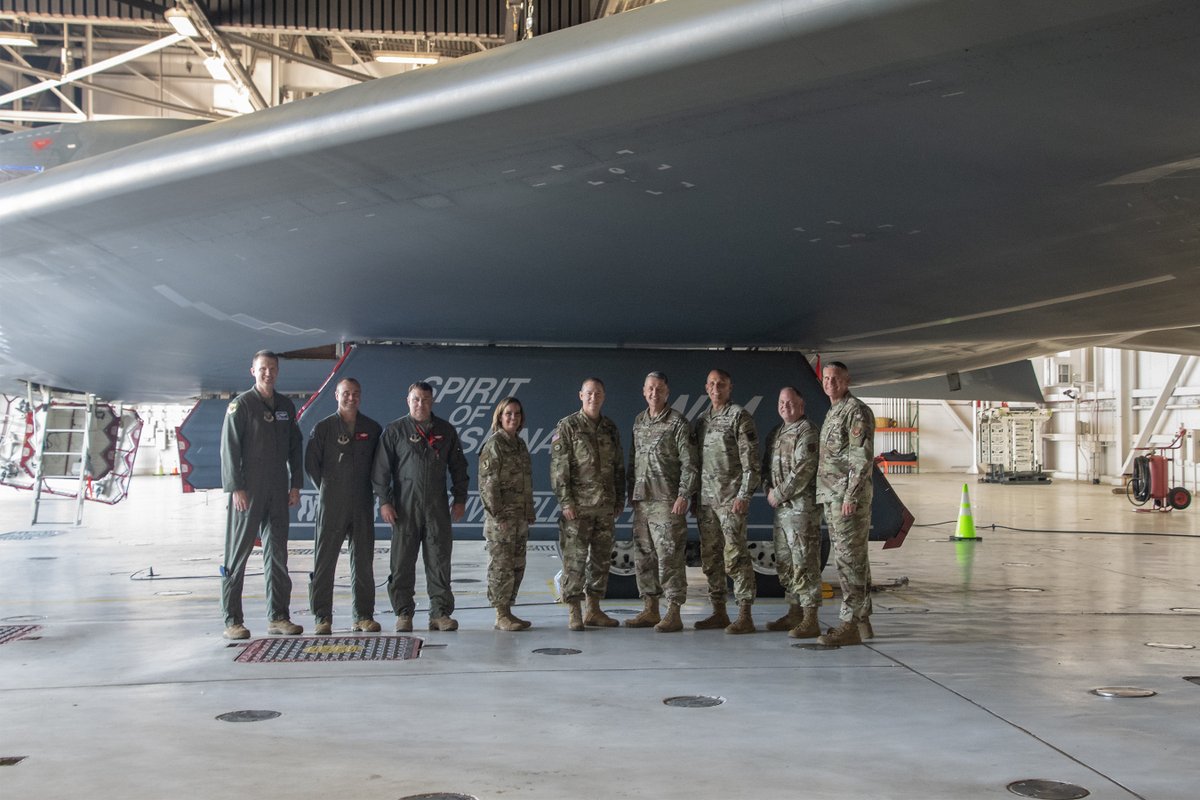 ChiefNGB's tweet image. Outstanding visit with Missouri National Guard & 131st Bomb Wing leaders at Whiteman Air Force Base yesterday! SEA Raines & I were proud to recognize the vital role Nation Guardsmen played in Operation Midnight Hammer. Together with the 509th Bomb Wing, they represent a shining…