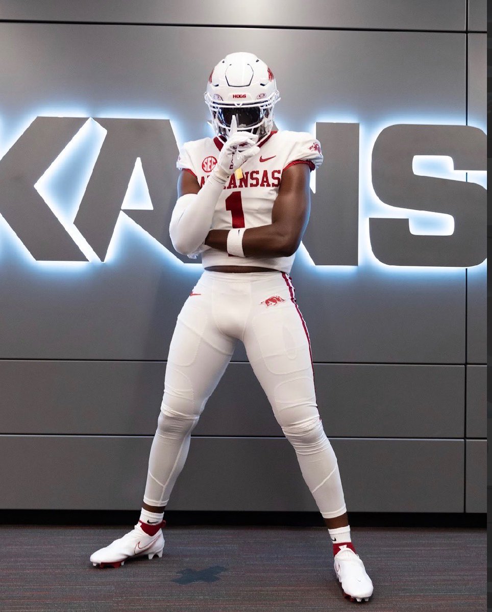 NEWS: Arkansas makes a late push to beat LSU and Missouri for Mississippi LB JJ Bush. 🐗

Bush said of the Arkansas staff, “They were genuine, consistent and real.”

Story: on3.com/rivals/news/ar…