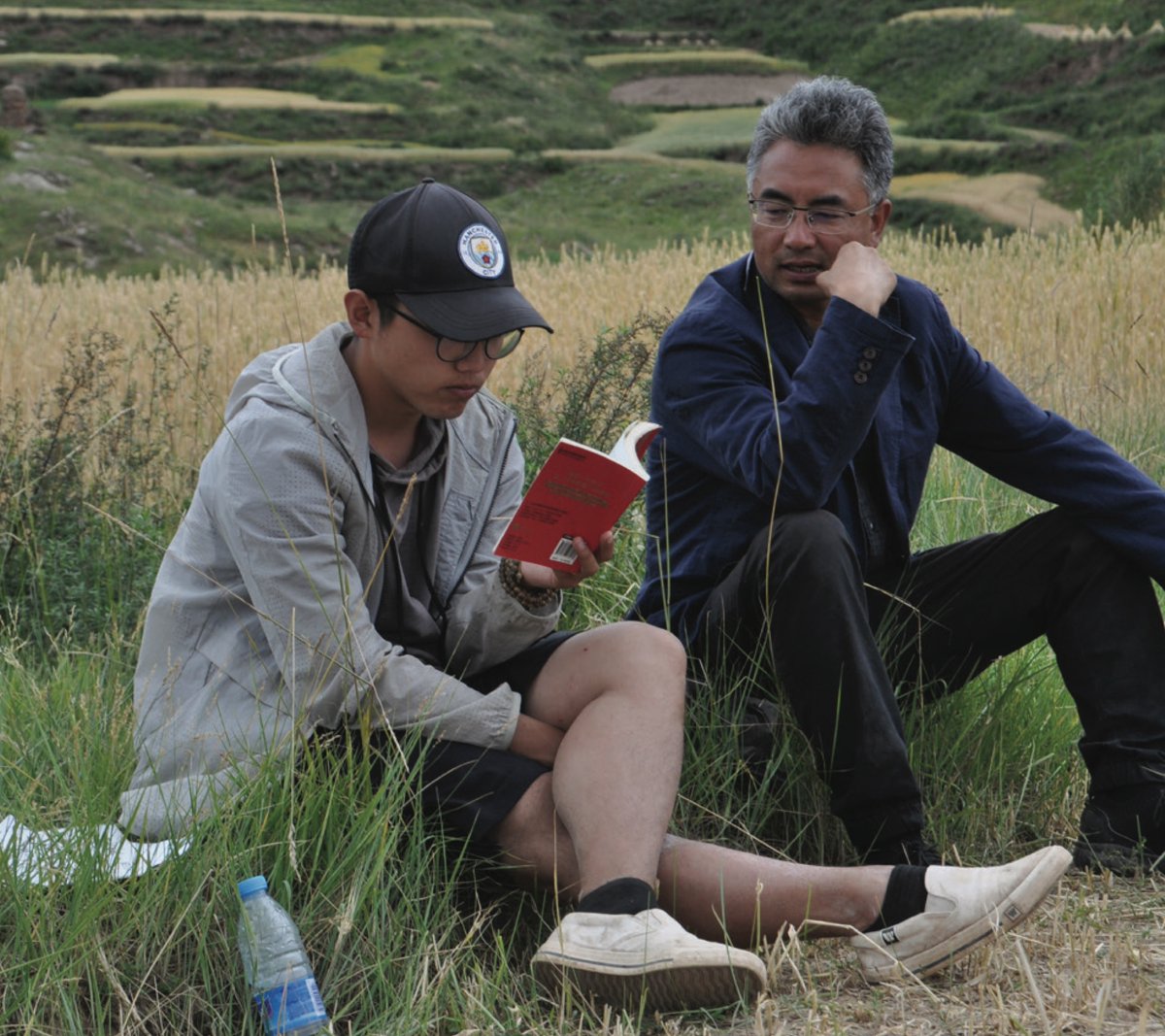 Pema Tseden’s only son, Jigme Trinley, on the 49th day of his father's passing, wrote these farewell notes, recollecting childhood days with his late father while preparing to send him off to his final journey. yeshe.org/wp-content/upl…
Photo ©Hoshi Izumi