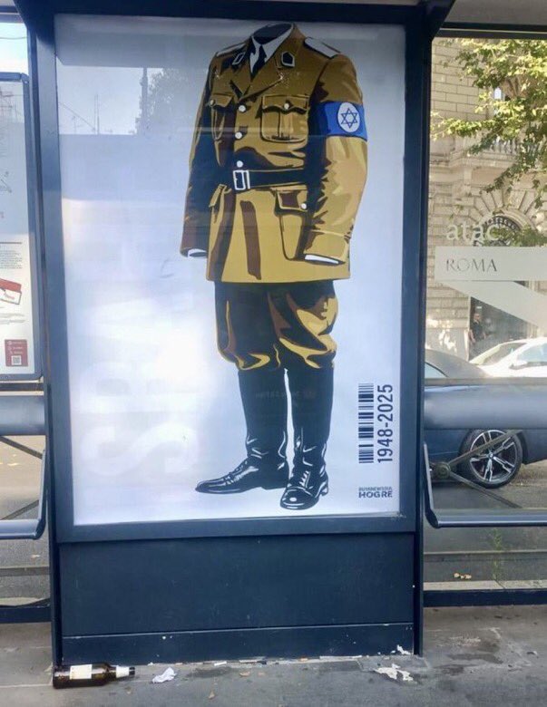 Paradas de colectivo en Roma, Italia.