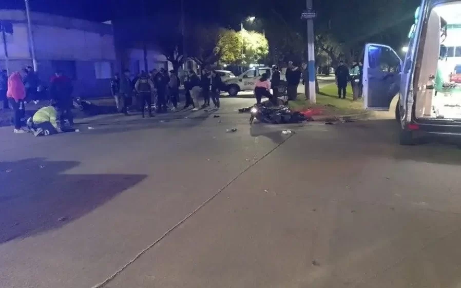 #Transito | #LaPlata: Choque entre motos en la esquina de 117 y 526, terminó con tres personas hospitalizadas. El conductor de una de las motos aceleró al ver que lo seguía un patrullero, terminó impactando en contramano contra otra moto y detenido por resistencia a la autoridad