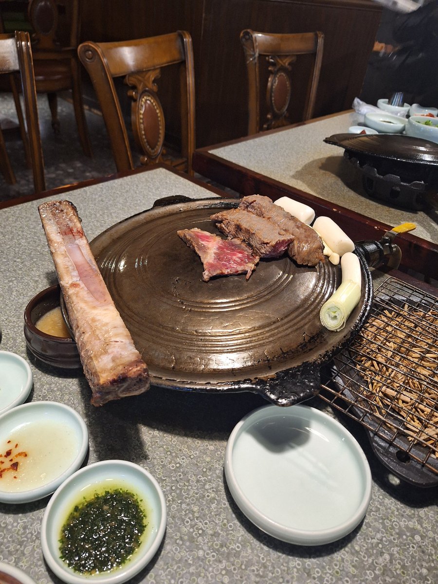 ghkcbfl0712's tweet photo. 종로 몽탄을 가다ㅋ 맛집이야!!! https://t.co/CbUOGB5vMn