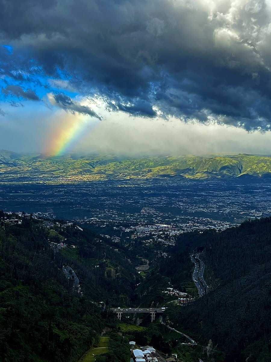 jpmoralesviteri's tweet photo. Cielo de #Quito de las 17:04

Tarde de arcoíris 🌈 

#nohaycielocomoeldeQuito https://t.co/cXFPmCL6xX