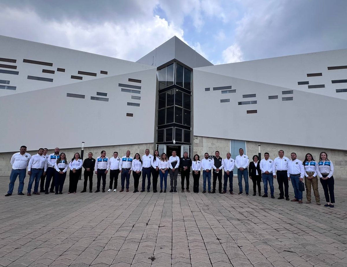 cespq_qro's tweet photo. El Comisionado Estatal, Gustavo López Acosta, junto con personal directivo de la #CESPQ, recibió al Coordinador del Sistema Penitenciario de Michoacán, Lic. Elías Sánchez García, así como a los titulares de los centros penitenciarios de esa entidad, quienes visitaron nuestras instalaciones para conocer el Modelo Penitenciario COSMOS y las buenas prácticas que nos han permitido cumplir con estándares internacionales y obtener certificaciones reconocidas.

Agradecemos su visita e interés en fortalecer el sistema penitenciario a través del intercambio de experiencias. 🤝🏼