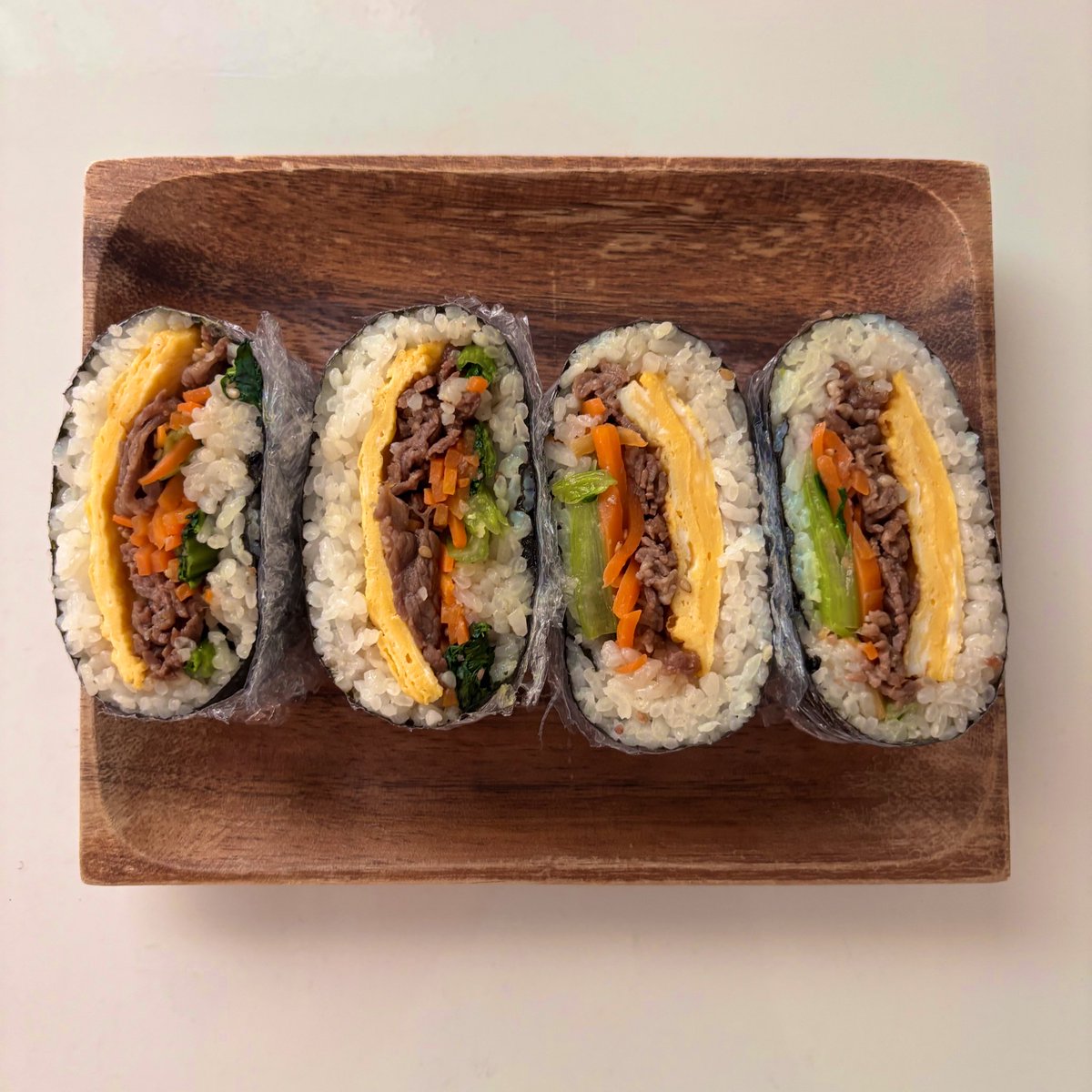 Good morning☀️
今朝は5時に起きて、朝からキンパ…じゃなくて『キンパ風おにぎらず』🍙を作りました！
娘が2泊3日の移動教室に行くので、ラップだけで包んで食べれるお昼ご飯を…との事で、たんぱく質も野菜も入れたい。と考えた結果おにぎらずだ！☺
今日もHappyな1日になりますように☺︎