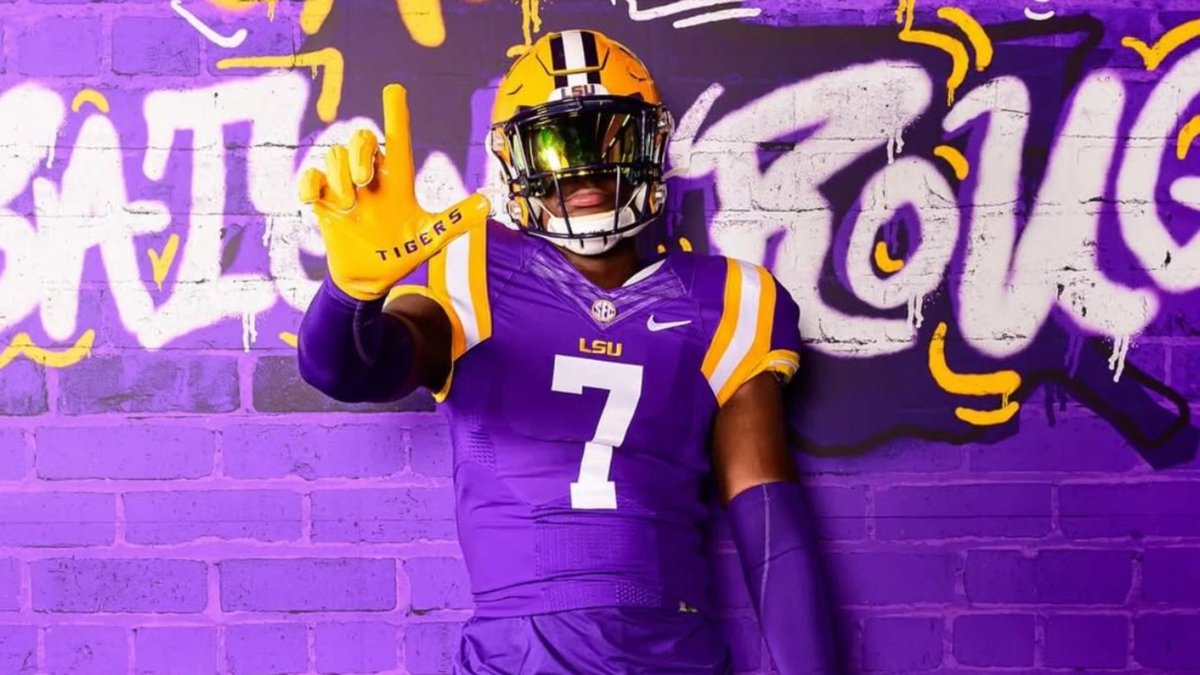 News: Brian Kelly and the #LSU Tigers send shockwaves across the recruiting scene after landing a commitment from 5-star Trenton Henderson.

The No. 4 rated EDGE in America is Baton Rouge bound after pledging to the Tigers over Florida + Texas.

More: si.com/college/lsu/re…
