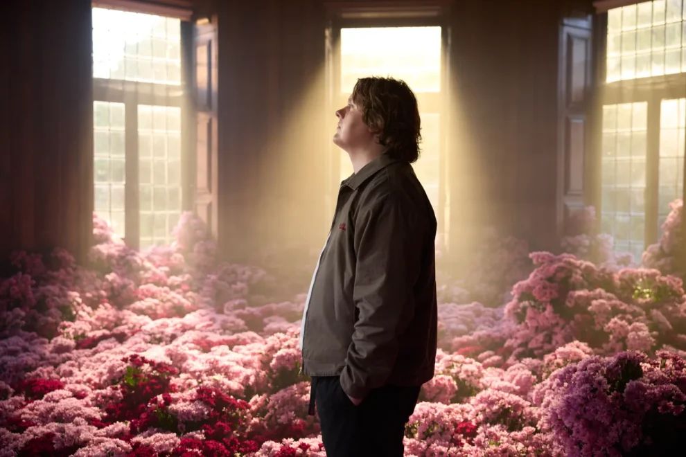 After a year-long hiatus marked by personal battles and a courageous decision to step away from the spotlight, Lewis Capaldi returns with “Survive.” Read more: euphoriazine.com/blog/2025/07/m…