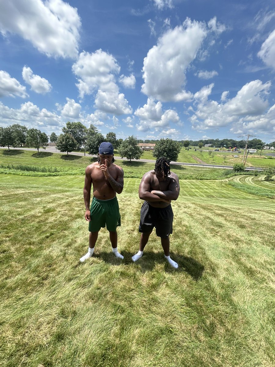 Russholms1's tweet photo. I Had A Great Workout With My Brothers This Morning! Gotta Earn The Weekend 💯 #HillWork #RareBreed https://t.co/XMrxng5Seb
