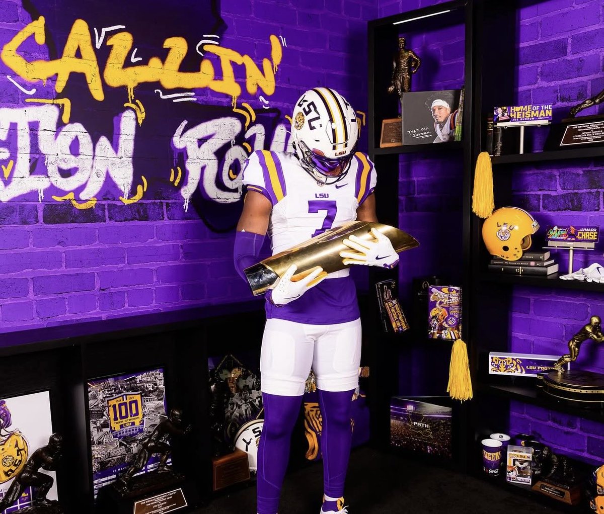 BREAKING: #LSU has landed a commitment from the No. 4 rated EDGE in America: Trenton Henderson.

The 6’4, 225-pound Sunshine State prospect pledges to the Tigers over Florida and Texas.

Brian Kelly and Co. add another 5-star to the 2026 Recruiting Class.

Massive addition.