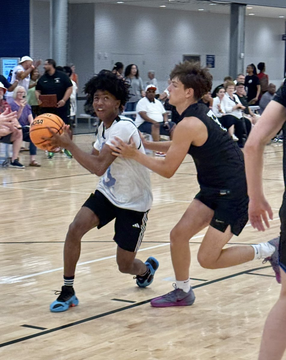 NorfolkKnights's tweet photo. LC Bird (5’10 2027) Jaylen Hester-Harris in action.  He’s so quick and shifty, an elusive slasher type who can hit the jumper but is perhaps most dangerous off the bounce where he’s such a good scorer.  Uses quick knee buckling crossovers and between the legs dribbles, plays off dribble pause action nicely, has a blow by burst and cat like quickness.  Crafty finisher.  Jaylen hits shots off the dribble at a high percentage including step backs.  A nightmare to stay in front of.  #BigShots #ECLShowcase @BigShotsToday @BigShotsGlobal