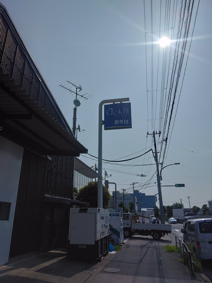 おはようございます。本日の江東区新木場はスッキリとした青空です。 C40.M10.Y0.K0.  濃度低めでピンホールの目立たないソライロ。本日は和紙を使った印刷からのスタートです。
#企業公式が毎朝地元の天気を言い合う 
#印刷 
#CMYK 
#いまそら 
#ソライロ 
#江東区 
#新木場
