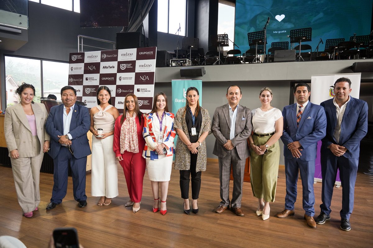 BanEcuadorBP's tweet photo. Piñas l El turismo une fronteras y construye oportunidades
🫱🏻‍🫲🏽BanEcuador participó en el Encuentro Turístico Binacional Ecuador–Perú, una jornada que destacó lo mejor de la oferta turística de la parte alta de El Oro y celebró el esfuerzo de quienes apuestan por el turismo como eje de desarrollo económico y cultural.

💼 En este espacio, BanEcuador entregó certificados a emprendedores beneficiarios de nuestros créditos turísticos, como parte del respaldo permanente que brinda la banca pública al sector.

Con productos financieros accesibles y con enfoque territorial, seguimos apostando por una economía inclusiva, solidaria y sostenible. 💚

#BanEcuador #TurismoBinacional #CréditosTurísticos #DesarrolloRural #ElOro #Piñas