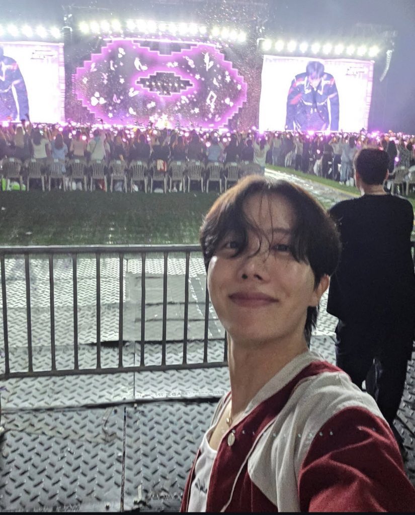 hobi_peace's tweet photo. eu no show do bts em 2026 depois de vender a casa com minha família dentro dela https://t.co/1bbURGDaTV