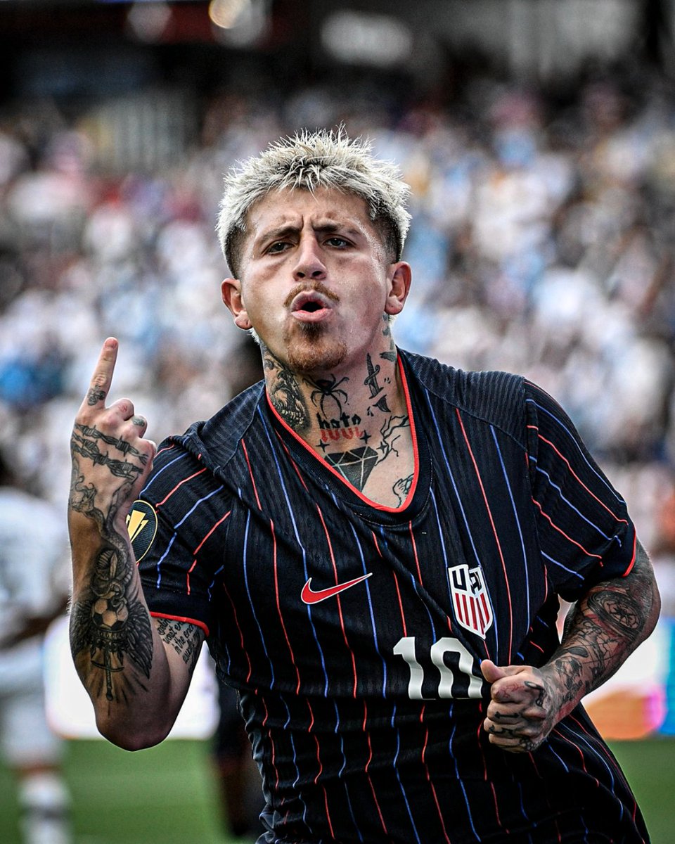 Diego Luna with a brace in the opening 15 minutes including an absolute stunner for his second.

He's playing out of his mind in the Gold Cup semifinal 😮‍💨