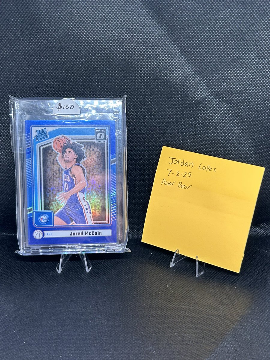 mixboy925's tweet image. Looking to sell (no trades) Buyer covers Shipping & G&S (if using)
Earl Campbell (surface scratch shown in image) $220 (priced below comps)
Mccain /49 true blue color match $150
Luka Case hit $30