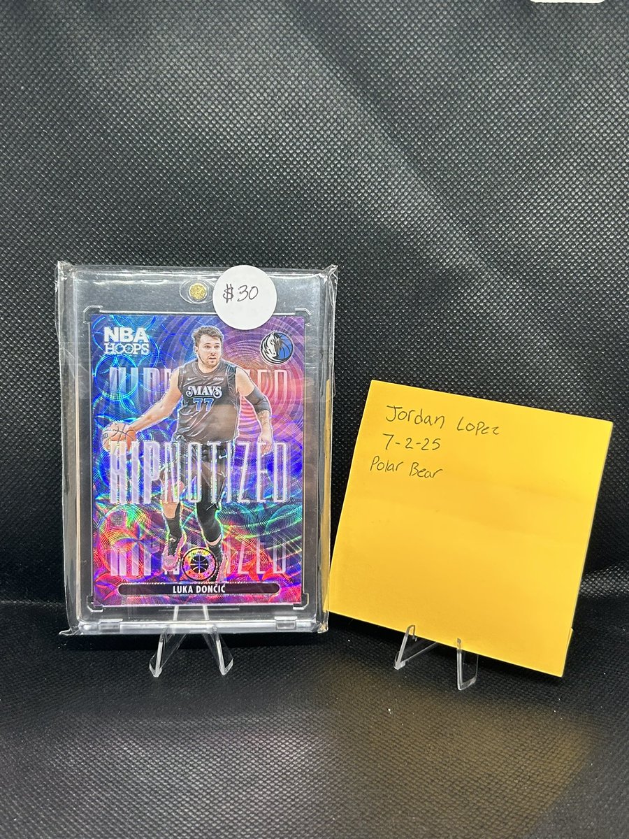 mixboy925's tweet image. Looking to sell (no trades) Buyer covers Shipping & G&S (if using)
Earl Campbell (surface scratch shown in image) $220 (priced below comps)
Mccain /49 true blue color match $150
Luka Case hit $30