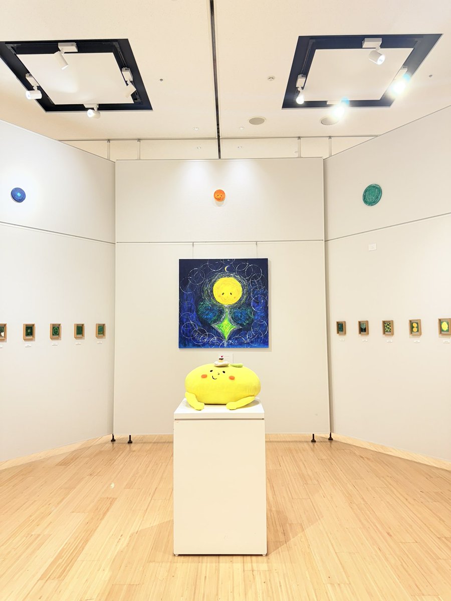 chica__painter's tweet photo. 神奈川での全国巡回展はじまりました！

8角形の作品の中央の作品は、LOOP 新作です💫ぜひこの前に立って感じてみてください

体内は完全であり 世界もすべて完全で
そんな奇跡の中にわたしたちはいます

個展の様子をInstagramで配信中✨
https://t.co/3HVJRjAUly https://t.co/aXeyTCZJ6e
