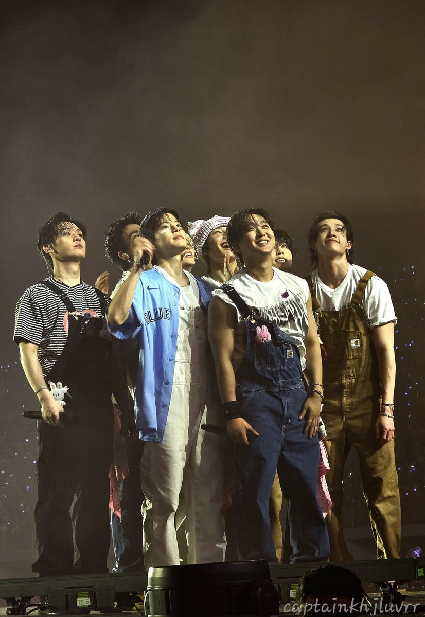 captainkhjluvrr's tweet photo. the ot8 photo i took in Toronto was very smoky/foggy so i tried to fix it #StrayKids #dominATE_NORTHAMERICA #스트레이키즈 https://t.co/DuNkxECGcD