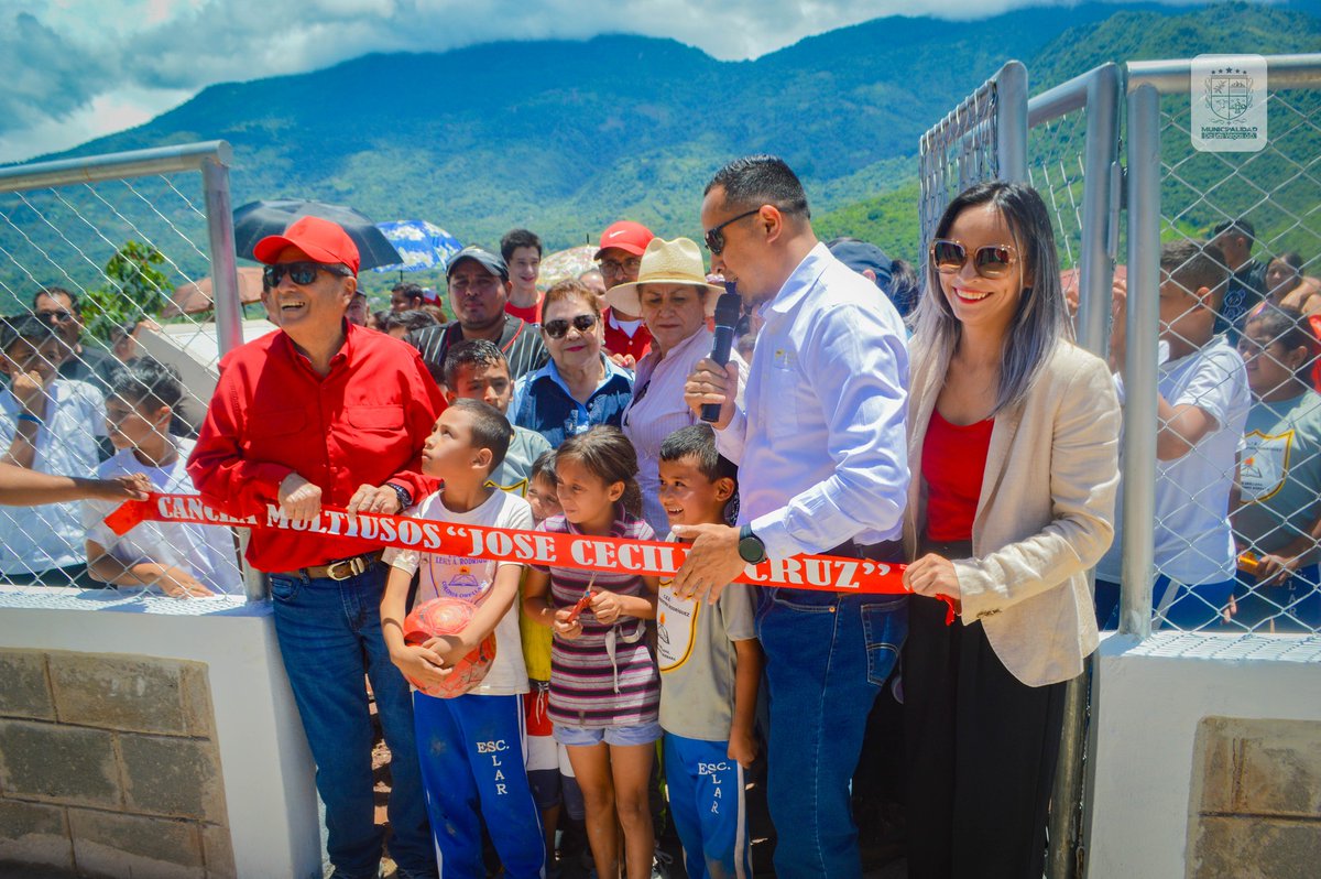 BancadaLibre's tweet photo. Los diputados @SergioC11938796 y #BettyRivera, acompañaron al titular de la @DNPR2024, Cecilio Cruz, y al alcalde del municipio de Las Vegas, Santa Bárbara, Víctor Hugo Tejada, en la inauguración de la Cancha Multiusos "José Cecilio Cruz" en el barrio Nueva Libertad, un espacio que desde hoy será punto de encuentro para la recreación, el deporte y la convivencia de nuestros niños, niñas y jóvenes.