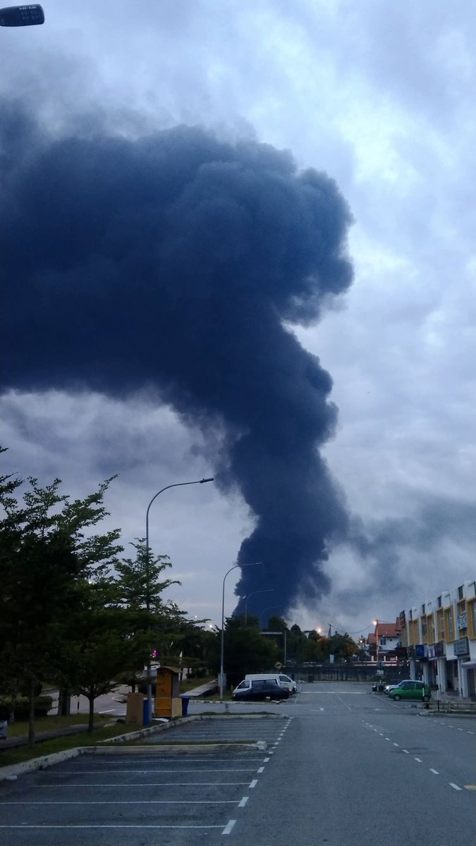 mohd_escobar's tweet photo. SEMENTARA itu makluman awal yang menyatakan satu kebakaran melibatkan sebuah kilang atau gudang sedang berlangsung di kawasan Semenyih https://t.co/pmqGaY6tAC