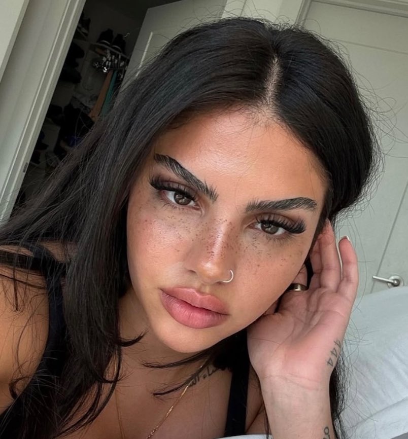 Trendtopic00's tweet photo. Why would Chelley be mad at a bitch who paid for their new face??? I’m very confused https://t.co/MDGnCGjMCl