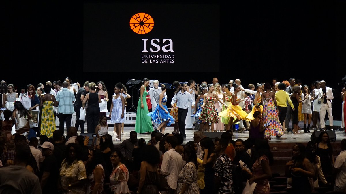 ISA_Universidad's tweet photo. 🎓 El ISA gradúa hoy a 289 estudiantes de nuestras carreras de arte.
👏 ¡Felicidades a quienes se forman con el arte, para el pueblo y desde el país!
💡 Entre logros: trabajo comunitario, investigación, internacionalización y más.
#GraduaciónISA2025 #OrgulloISA #CubaEsCultura https://t.co/mAYoZ6jquU