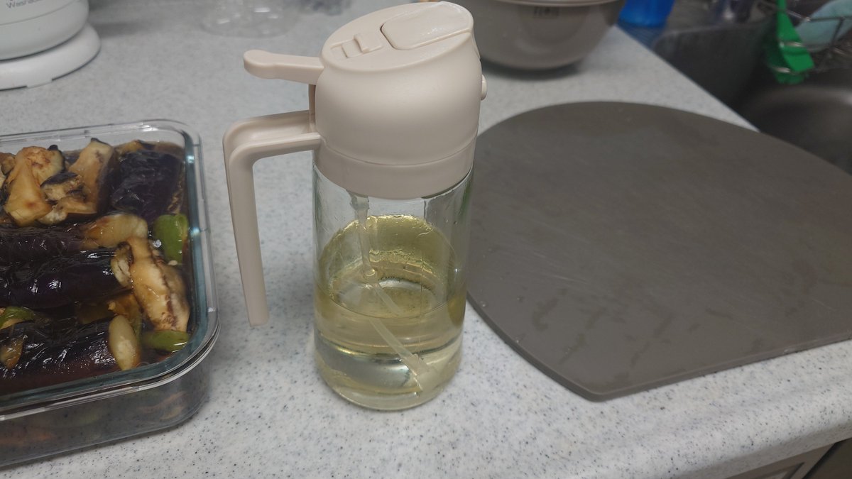 おはようございます☀
朝4時からお弁当と朝ご飯作り終えたら、副菜とお弁当用のおかず作り。
茄子とピーマンの煮浸し。夏野菜は安いし、作るの簡単で美味しい🤭

スリコで買ったオイルスプレーとまな板めっさ使いやすくて良かった🙆

これから仕事。。眠い😴
決算処理で今日も多忙かも…🦆