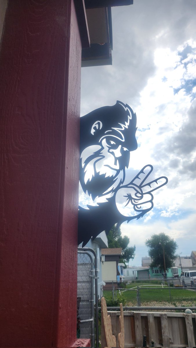 krabdj's tweet photo. #f2b This is a Bigfoot giving my neighbor the peace sign.
It was made by a local metal fabricator MAD fabrication https://t.co/q6Louxhqbv