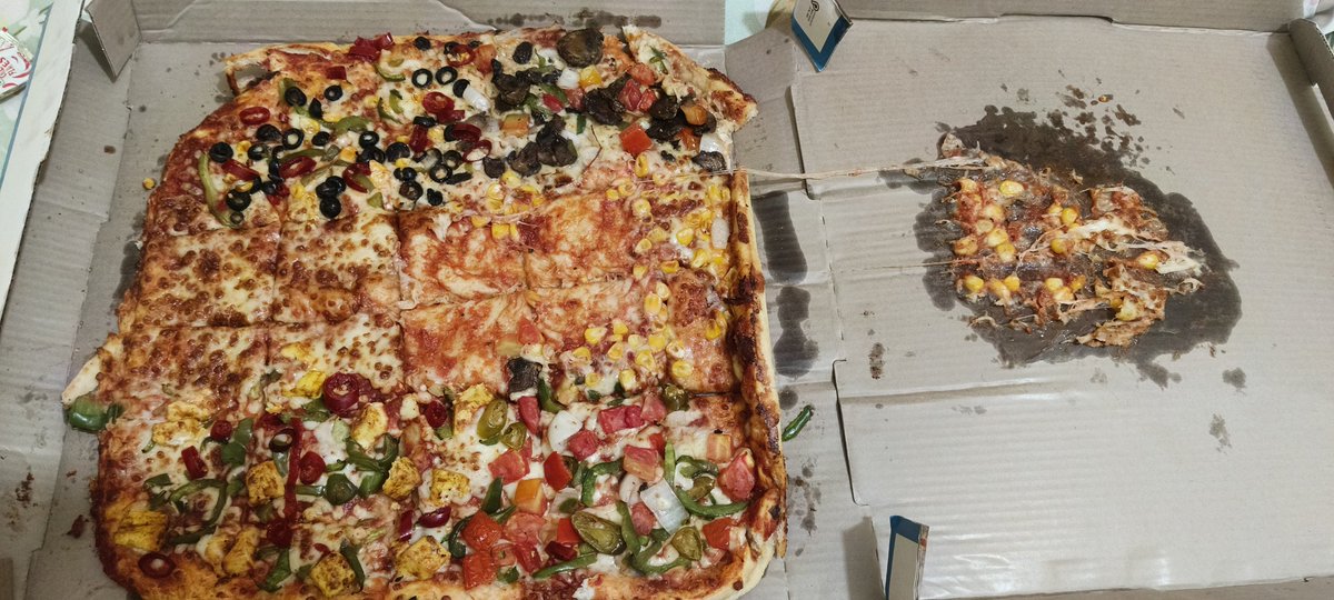KhanZaidal's tweet photo. @dominos I won't recommend to order this one look at conditions no one even bother 2 tym experience same @Swiggy hardly matters to them as Domino's deliver nd no one taking it seriously raise complain no one bothered even nt refund money they can't handle such big pizza. Failed https://t.co/JJ1YoPARL7