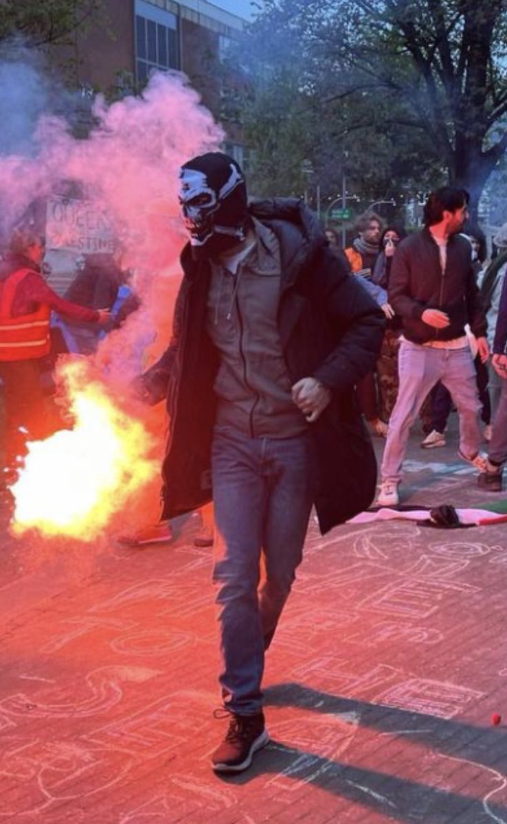 KBIRI's tweet photo. Als deze twee lieden zijn wie ik denk dat ze zijn. Heeft iemand die de afgelopen dagen al vrij beroerd als politica in nieuws kwam…een nog veel en VEEEL groter probleem. 🍿 https://t.co/HpF968uHIr