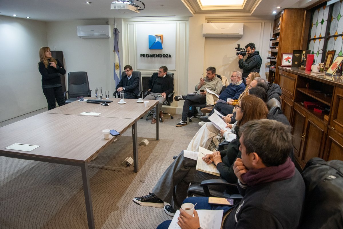 Conversamos con periodistas y comunicadores del mundo del vino sobre las últimas novedades de Vinexpo Explorer Mendoza. Pudimos anunciarles una muy buena noticia: ¡ya son más de 130 las bodegas inscriptas y quedan muy pocos lugares!