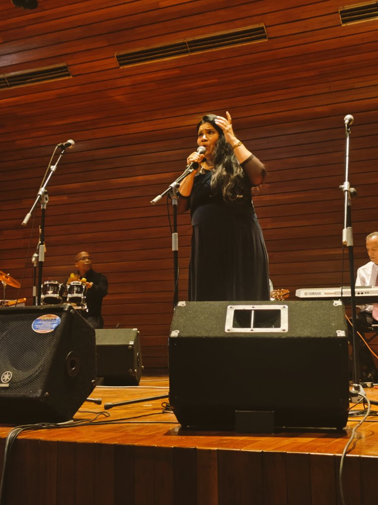 🎵 ¡Continúa la celebración del Día Nacional del Bolero en la UCV! 🎤 En homenaje a Felipe Pirela, Arelys González del Club del Bolero encanta en la Sala de Conciertos. 🥰 ¡Viva el bolero! 💖 #DíaNacionalDelBolero #FelipePirela #UCV #2Julio