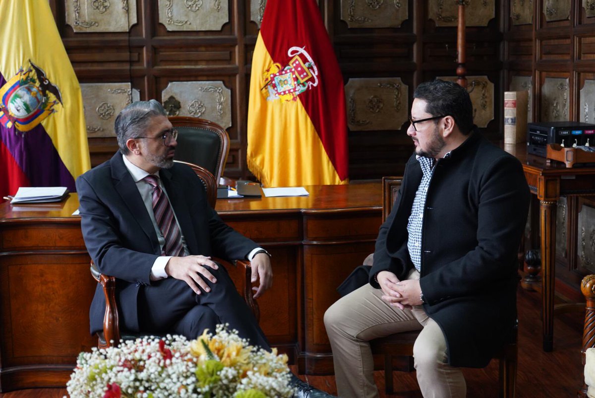 DiegoMatovelle's tweet photo. !En #Azuay avanzamos con firmeza y más unidos que nunca! 💪

El día de hoy mantuvimos una reunión importante con el nuevo gobernador del Azuay @x_bermudez_l, con quien tratamos varios temas de interés para la provincia y la hoja de ruta que vamos seguir para una correcta ejecución. 🤝

Desde el #GobiernoZonal6 y la @goberazuay seguiremos adelante con la planificación política de nuestros territorios y el cumplimento de los intereses reales de nuestros ciudadanos.

#elnuevoecuadornosedetiene 
@DanielNoboaOk 
@MinGobiernoEc